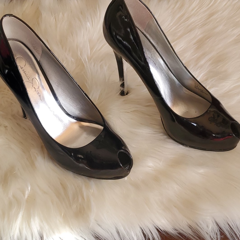 Jessica Simpson "Lizza" peep-toe pump